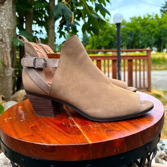 Lucky Brand size 8.5 Tan Suede Mules with Open-Toe Design - Picture 3 of 13